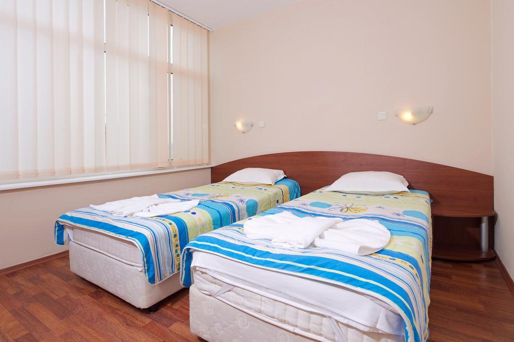 Red House Guest House نيسيبار الغرفة الصورة