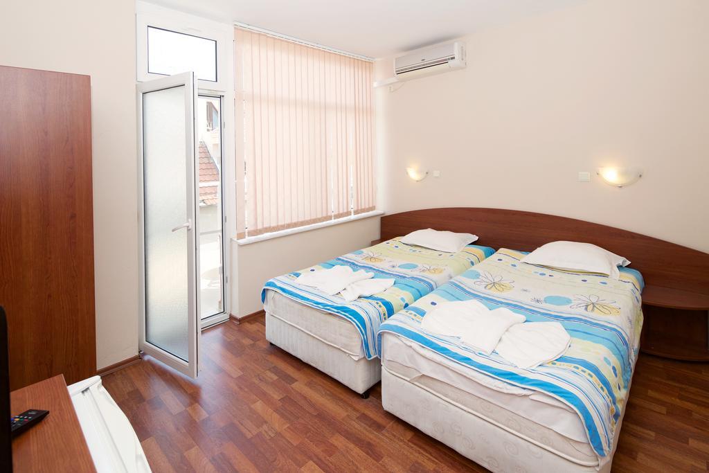 Red House Guest House نيسيبار الغرفة الصورة