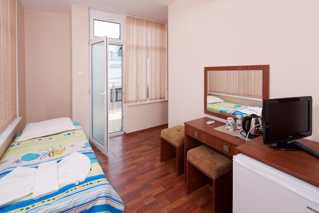 Red House Guest House نيسيبار الغرفة الصورة