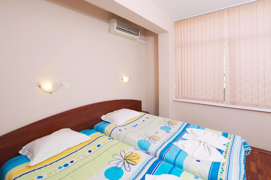 Red House Guest House نيسيبار الغرفة الصورة